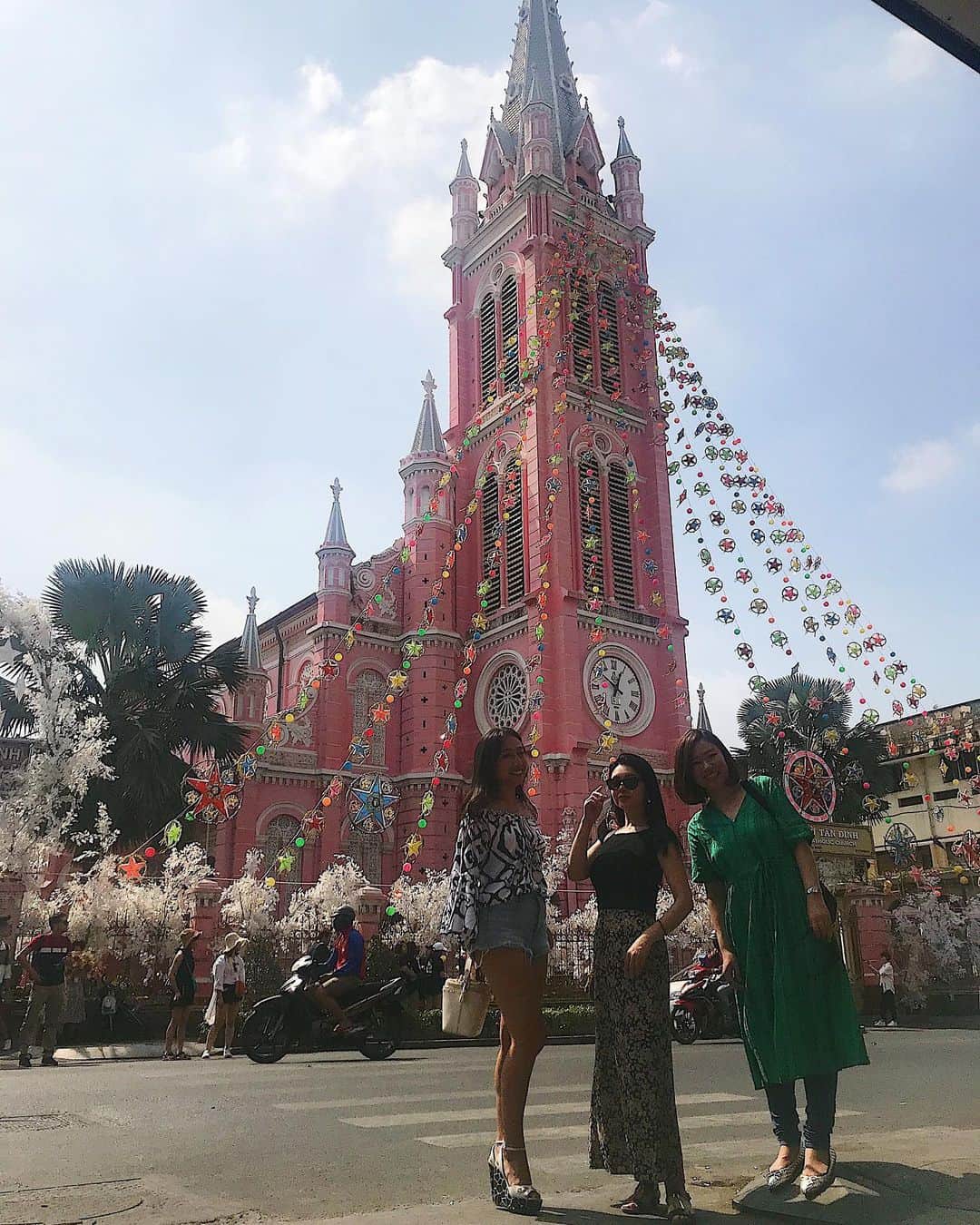 日下裕江さんのインスタグラム写真 - (日下裕江Instagram)「タンディン教会🛕  ピンク色で可愛い💓  ホーチミン3区  #タンディン教会 #タンディン教会💒 #ピンクの教会 #ベトナム #ホーチミン　#ホーチミン3区の教会 #ホーチミン3区」1月7日 2時04分 - hiroe___h
