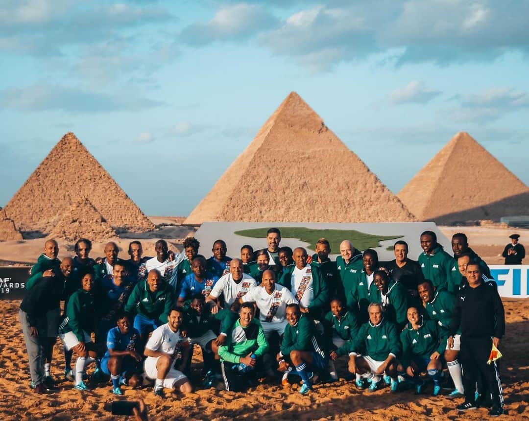 FIFAワールドカップさんのインスタグラム写真 - (FIFAワールドカップInstagram)「The legendary Pyramids of Giza kept a close eye on the #FIFALegends today, as they faced off on the sand of Egypt before tomorrow's #CAFAwards2019 #PyramidsOfGiza #Egypt」1月7日 2時11分 - fifaworldcup
