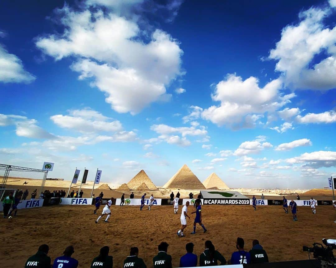 FIFAワールドカップさんのインスタグラム写真 - (FIFAワールドカップInstagram)「The legendary Pyramids of Giza kept a close eye on the #FIFALegends today, as they faced off on the sand of Egypt before tomorrow's #CAFAwards2019 #PyramidsOfGiza #Egypt」1月7日 2時11分 - fifaworldcup