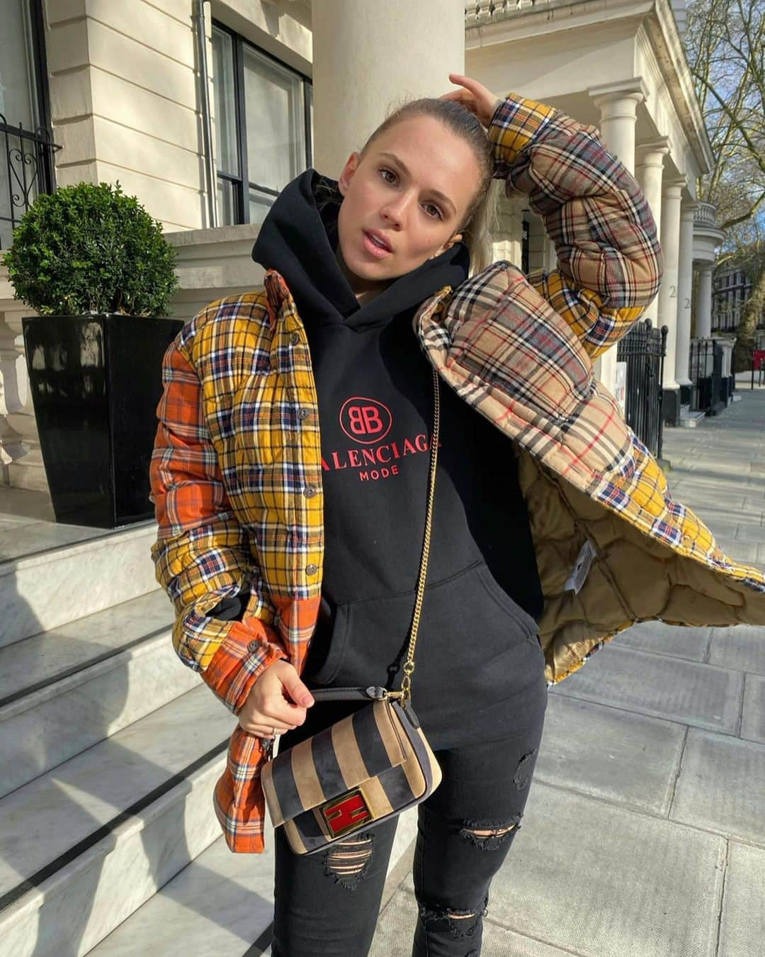 キラ・ウィノナさんのインスタグラム写真 - (キラ・ウィノナInstagram)「Choosing my daily outfits from my boyfriends closet 🌪」1月7日 2時13分 - kirawinona