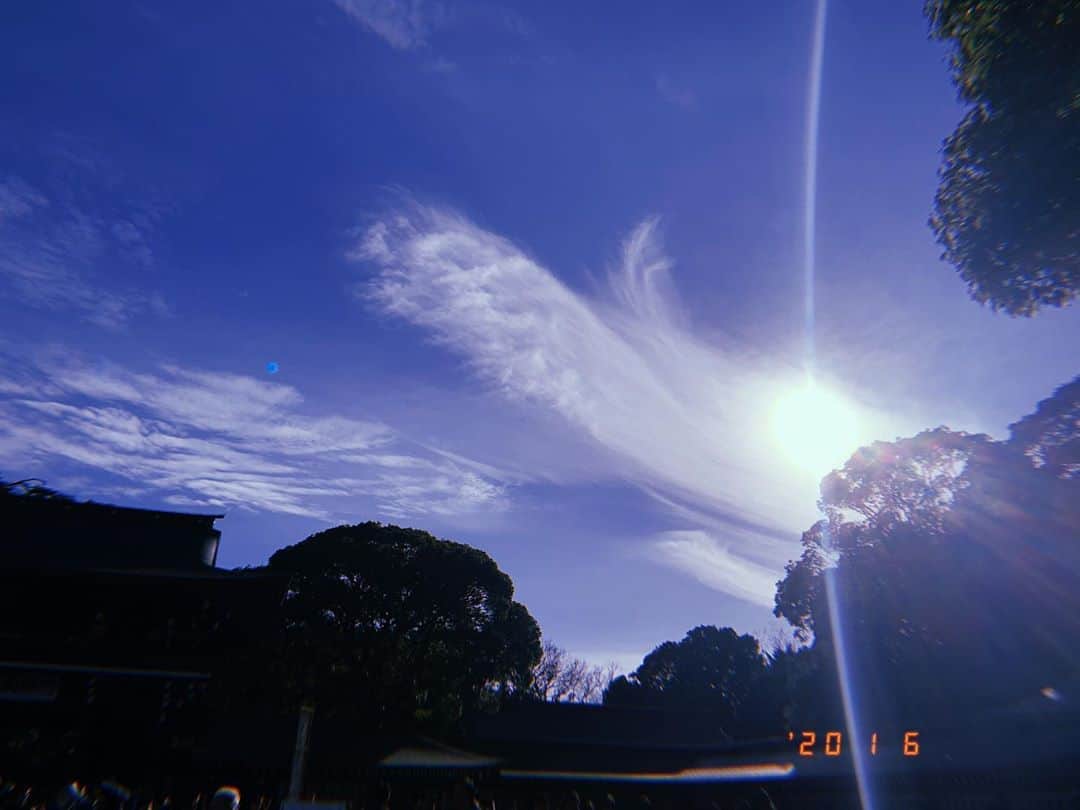 平祐奈さんのインスタグラム写真 - (平祐奈Instagram)「姉と久々にゆっくりお外を歩けました👯‍♂️ 今年初の大安だったので参拝へ⛩ 今日はいいお天気で雲が鶴の羽のように綺麗でした🕊 なんだか2020年も既に楽しいなぁ。 #明治神宮」1月7日 2時29分 - yunataira_official