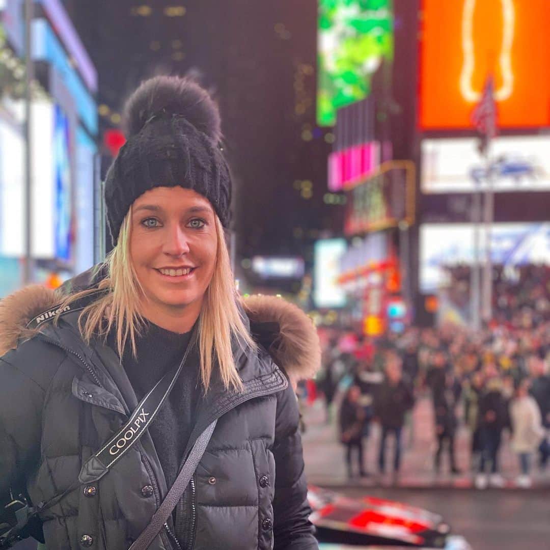 レナ・ゲースリンクさんのインスタグラム写真 - (レナ・ゲースリンクInstagram)「Bye Bye New York ✋🗽💥🏙☀️🍔🍟🍕🌮🥂🍩 #whatatrip #usa #newyork #timessquare #dankbar」1月7日 3時00分 - lena_goessling