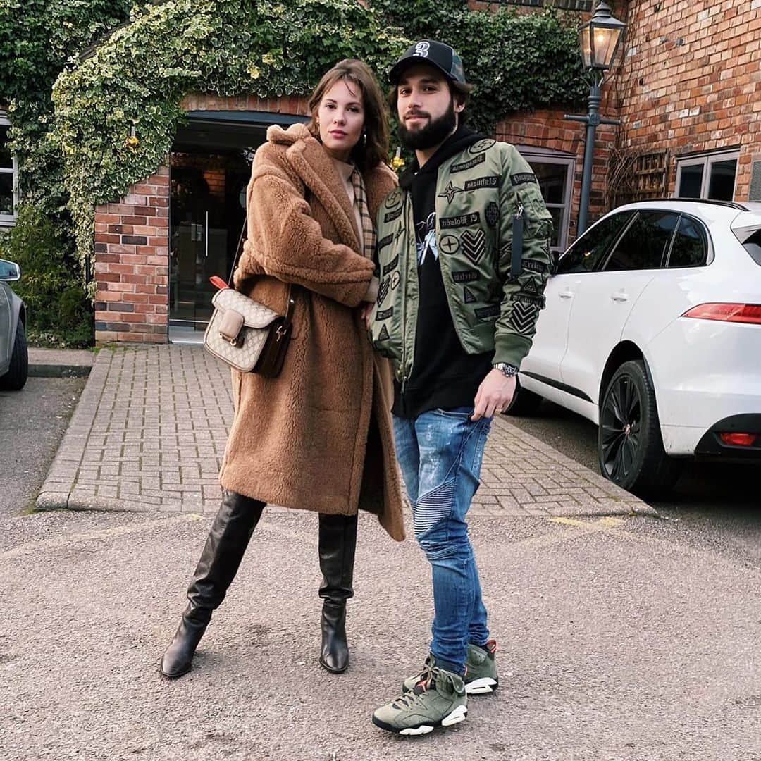 ホタのインスタグラム：「Feliz día de Reyes 🎆」