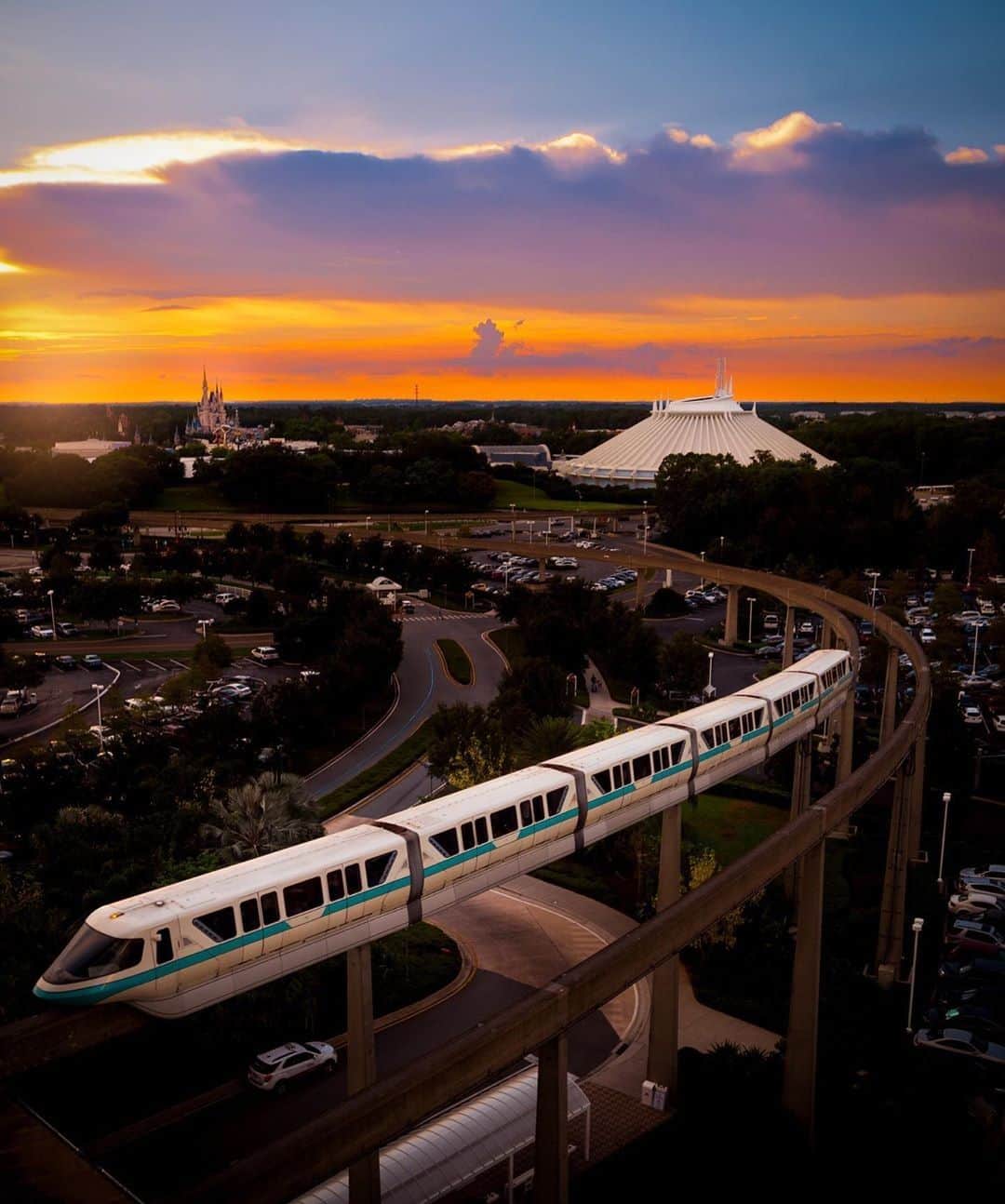 Walt Disney Worldのインスタグラム：「Nothing beats Monday blues like monorail views. 🚝🌇😍 #MonorailMonday #WaltDisneyWorld (📷: @orlandobrothas)」
