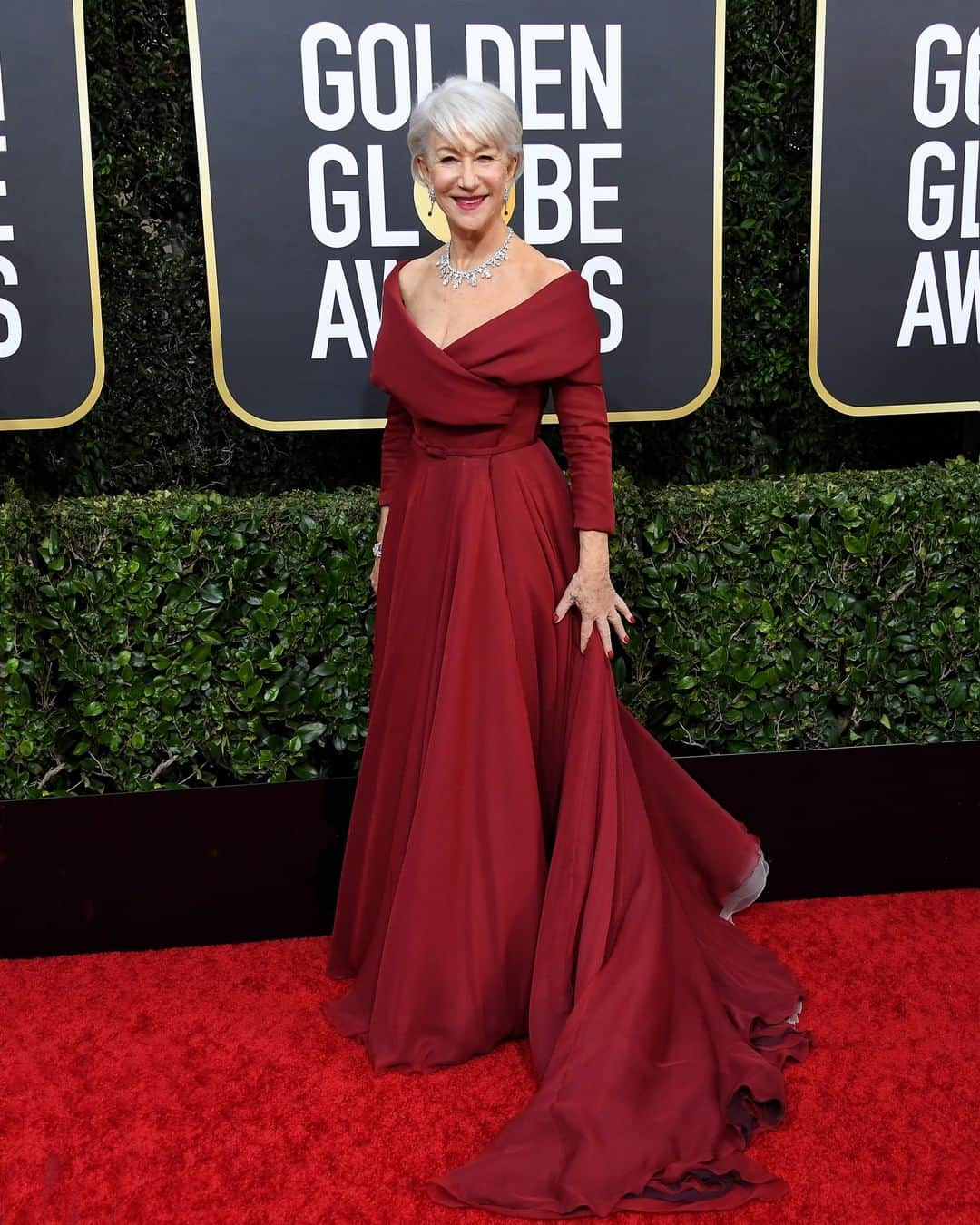 クリスチャンディオールさんのインスタグラム写真 - (クリスチャンディオールInstagram)「For the 77th annual @GoldenGlobes awards, friends of the House from @HelenMirren to @Nina took to the red carpet in looks by @MariaGraziaChiuri. Swipe for a closer look at the #DiorSavoirFaire behind Helen Mirren's dress, which involved 600 hours of craftsmanship to work its layers of chiffon inspired by the archives of Monsieur Dior, as well as #MerylStreep's gown, involving straight pleats and sunpleats necessitating 350 hours of work.」1月7日 4時01分 - dior