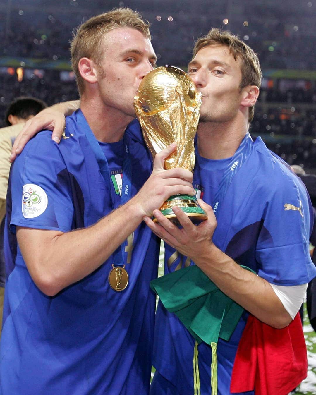 FIFAワールドカップさんのインスタグラム写真 - (FIFAワールドカップInstagram)「Former @azzurri midfielder and 2006 FIFA #WorldCup winner Daniele De Rossi has announced his retirement from football at the age of 36. Thanks for the memories, Daniele! 🇮🇹🙌」1月7日 4時07分 - fifaworldcup