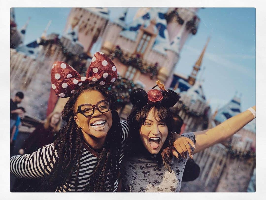 のインスタグラム：「It should be MANDATORY that EVERYONE HAS to start the NEW YEAR at @Disneyland ... HOW’S the FIRST week of the NEW YEAR treatin’ ya???? • • • 📸; Lady who worked at DISNEY who took several pics and then said “alright ladies I’m goin’ to portrait mode” I love you. #cinderellascastle #disneyland #theeverygirl #bestdayever #womenwithsoul #gratefulheart #happinessis」