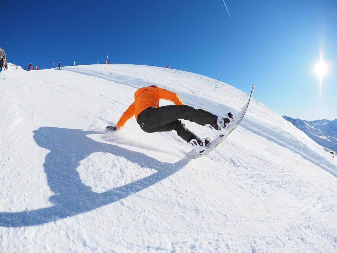 ルーベン・ブロマールトのインスタグラム：「Learning tricks 🤙 Watch out! @andrehoeflich 😂  First time snowboarding today 🏂  Thanks @michlheckmair 💪」