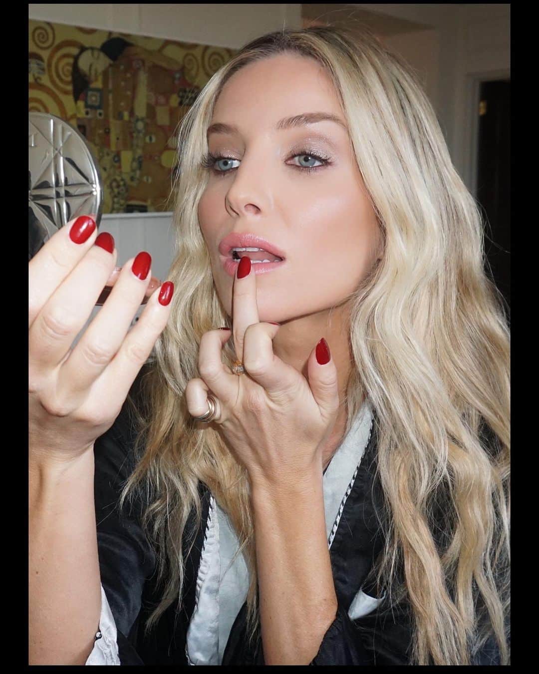 アナベル・ウォーリスのインスタグラム：「Behind the scenes with @monikablunder @jrugg8 and @diormakeup  These were shot on a very good camera FYI!!!」