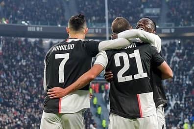 フェデリコ・ベルナルデスキのインスタグラム：「Standing ovation for this #GreatShow  @cristiano @ghiguain20_9  #JuveCagliari #ForzaJuve #FinoAllaFine #AGreatStart」