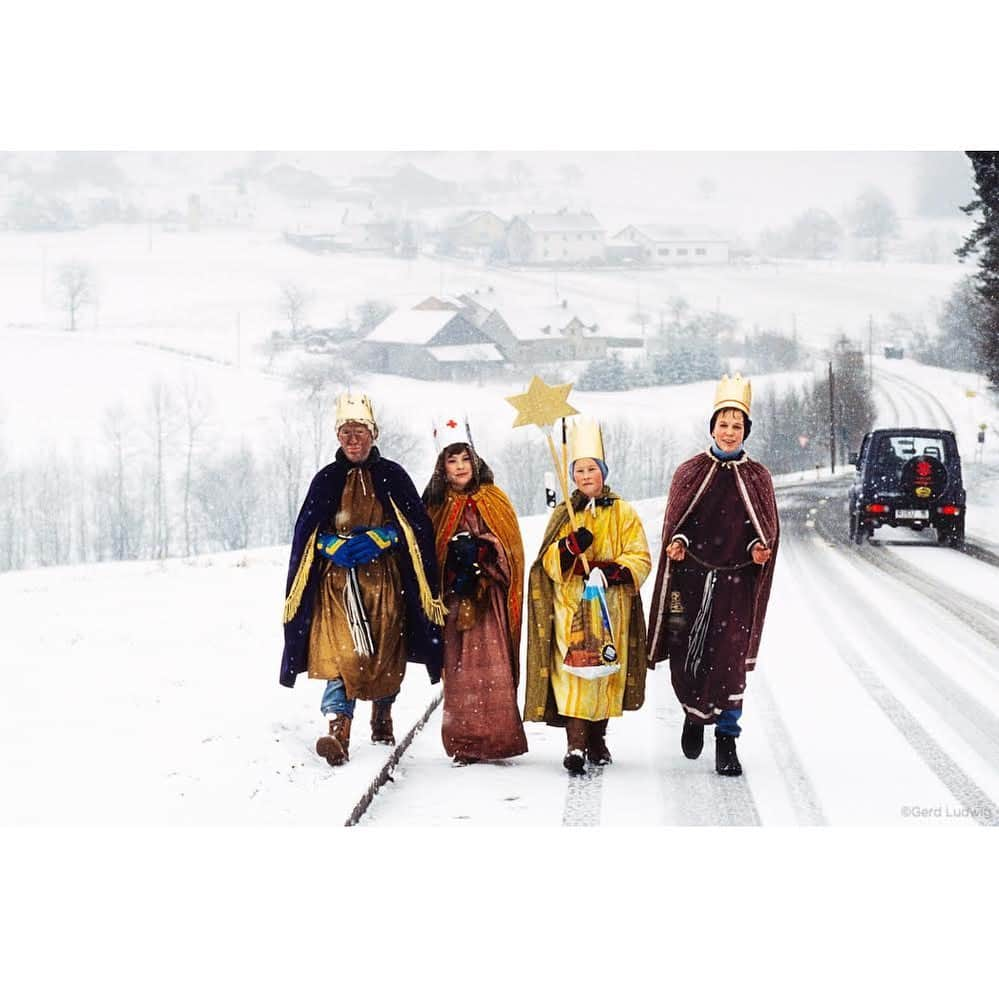 Gerd Ludwigさんのインスタグラム写真 - (Gerd LudwigInstagram)「Years ago, children in rural Germany dress in costume to celebrate Three Kings’ Day.  Three Kings’ Day, celebrated today, January 6, in many Christian households, celebrates the Biblical story of the Three Kings (or Three Wise Men), who traveled across the desert for 12 days to visit baby Jesus after his birth. In the gospel of Matthew, the Kings brought gifts of gold, frankincense and myrrh—meant to be symbols of Jesus’ divinity and importance within the church and his destiny within the story of the Christian faith.  In different cultures, the day is celebrated through traditions like baking cakes, children receiving small gifts and participating in/holding parades.  Note: While this photo was taken three decades ago in a rural area of southern Germany, I would like to make clear that I do not at all condone the blackface pictured on one of the young boys. Especially through a modern lens (and recognizing white privilege), this practice is very wrong.  @thephotosociety #ThreeKingsDay #Germany #ThreeWiseMen」1月7日 4時31分 - gerdludwig