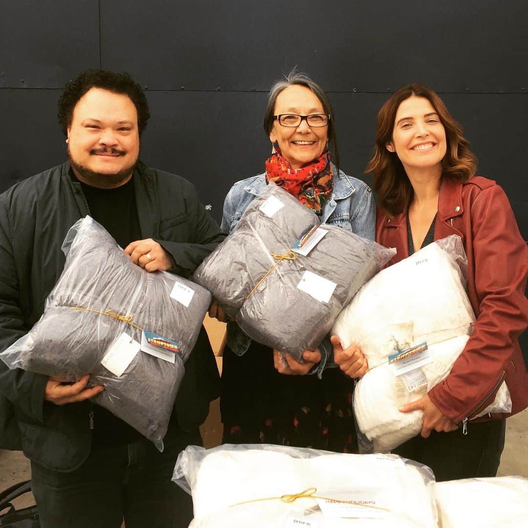 コビー・スマルダーズのインスタグラム：「A huge thank you to @barefootdreams for helping us give our beloved crew their beautiful soft cozy blankets. They were a hit!!」