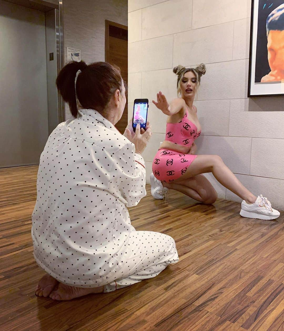 Leleponsさんのインスタグラム写真 - (LeleponsInstagram)「💕... meet the person behind the pictures! (Expectations vs. reality)  Makeup: @lou_flores」1月7日 5時06分 - lelepons