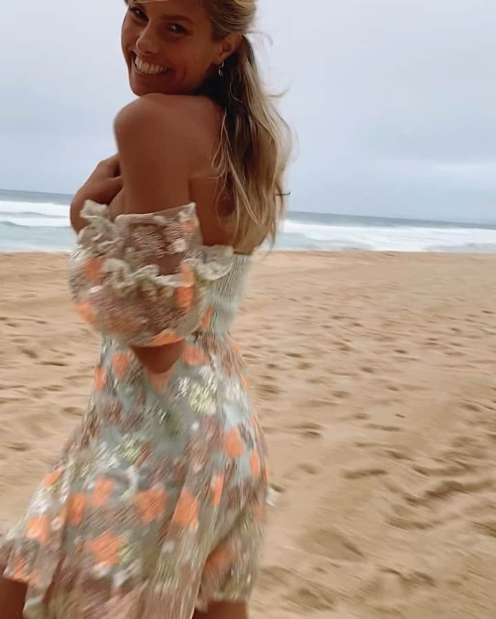 ナタリー・ジェーン・ローザーのインスタグラム：「RAIN! 🌧 The little bit of #rain we had in Newcastle had me feeling #hopeful that other parts of #Australia that need it more will be getting some!  For those still looking for ways to donate for the bushfires across my home country, there is a link in my bio to a GoFundme. Also there are so many businesses donating sales to the various charities. This dress is @alicemccallptyltd ✨ So if you’re looking for a beautiful dress, check them out. They’re donating all week! I’ll share some of my other fave brands doing similar things in my story 🧡」