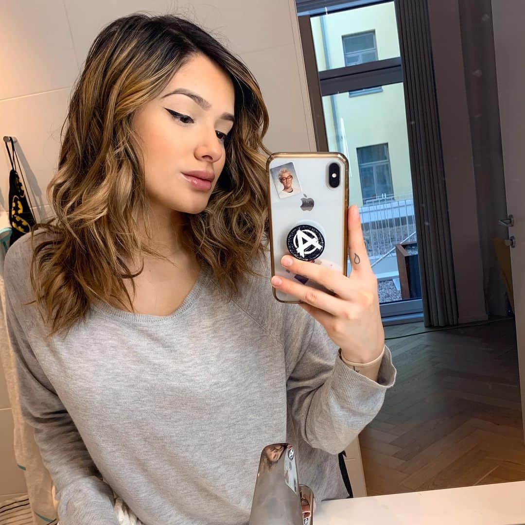 チャチー・ゴンザレスのインスタグラム：「My eyeliner was on point until I watched back today’s new video😭 I just posted my pregnancy belly transformation and I’m just as emotional as I was when I was preggo. Link in bio if you’re interested ❤️❤️」