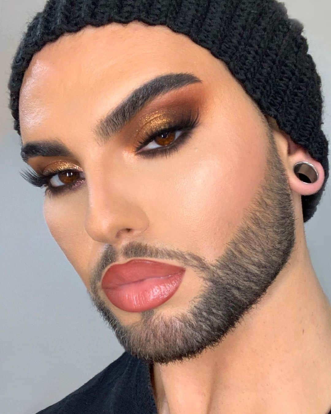 A riel D iazのインスタグラム：「Touch this skinnnn  Eyes: @patmcgrathreal mothership II palette, @houseoflashes noir fairy lashes. @milkmakeup ceo liner. @benefitcosmetics precisely my brow pencil. @morphebrushes bronze goals palette. Use code ‘vanity’ for 💸 off.  Lips: @maccosmetics mahogany Lipliner & @artistcouture shameless gloss.  Face: @patmcgrathreal foundation, @toofaced born this way concealer, @hudabeauty light tantour & banana bread powder. @milkmakeup lit flex highlighter. @urbandecaycosmetics all nighter primer & setting spray.」