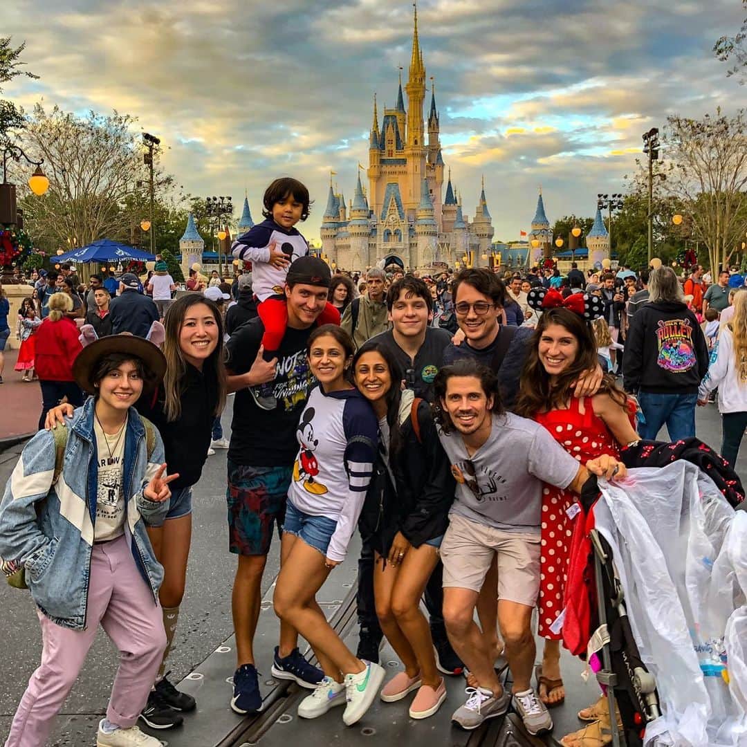ジョン・ケアーのインスタグラム：「Disney adventure with the crew! Happy Birthday Week Zayn!!! #zaynkerr」