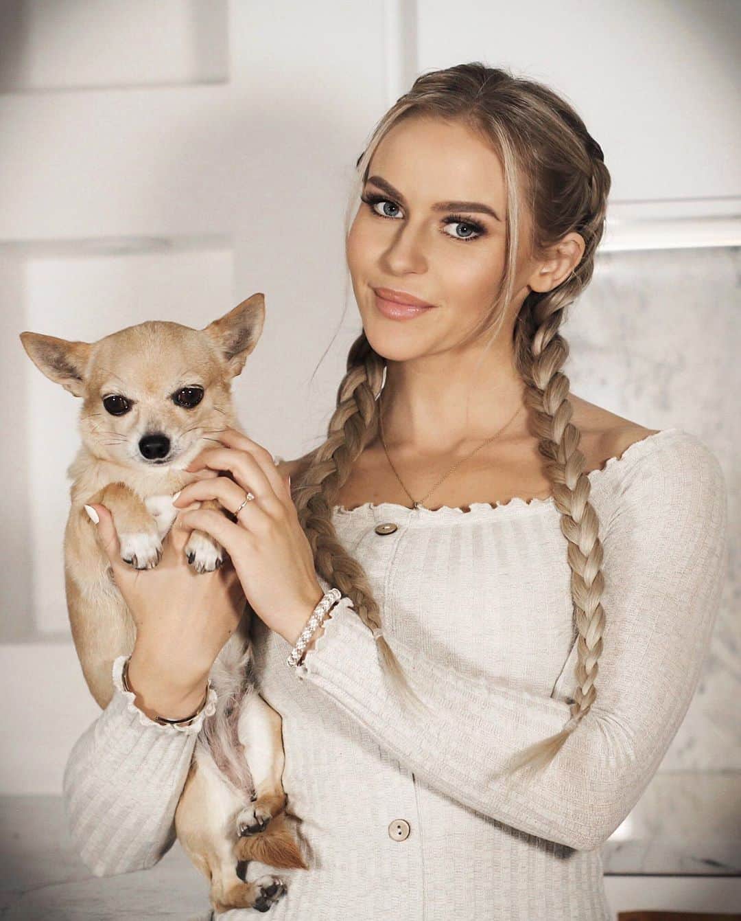 Anna Nyströmのインスタグラム：「My little favorite 💗 Haha Lea look so sad here, what do you think she is thinking of? 🐶💭」