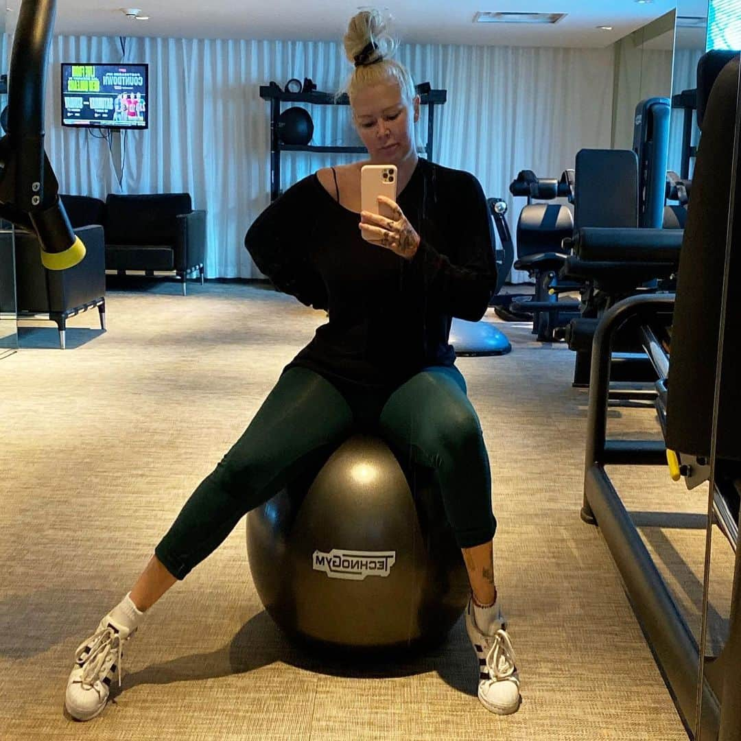 ジェナ・ジェイムソンさんのインスタグラム写真 - (ジェナ・ジェイムソンInstagram)「Actually made it too the gym today... getting my blood flowing and heart pumping felt great. I definitely felt sluggish, let’s all pray for my hamstrings tomorrow 😩 #keto #ketoweightlossjourney #weightlossjourney」1月7日 6時17分 - jennacantlose