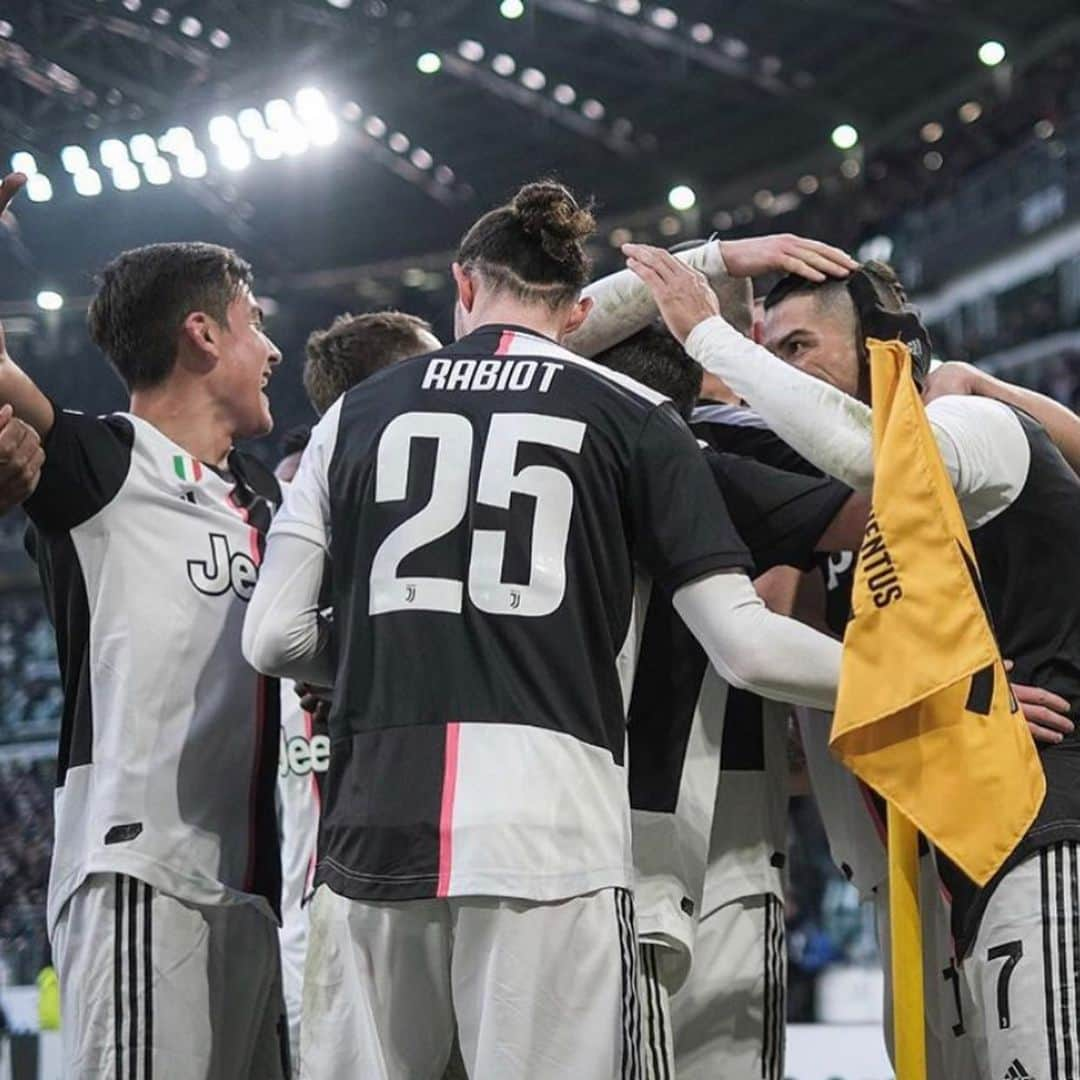 アドリアン・ラビオさんのインスタグラム写真 - (アドリアン・ラビオInstagram)「Iniziamo il 2020 nel migliore dei modi ! ⚪️⚫️ #forzajuve #finoallafine」1月7日 6時47分 - adrienrabiot_25