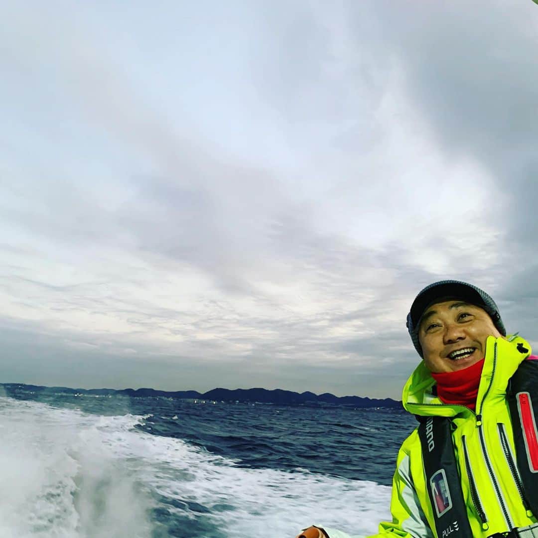山本圭壱さんのインスタグラム写真 - (山本圭壱Instagram)「フィッシングだぁーーー！ #釣りにいってきます #船に乗って #1時間くらいの沖合です #高級魚ねらい #釣った魚を捌いて喰らう #山本圭壱」1月7日 6時50分 - yamamogt