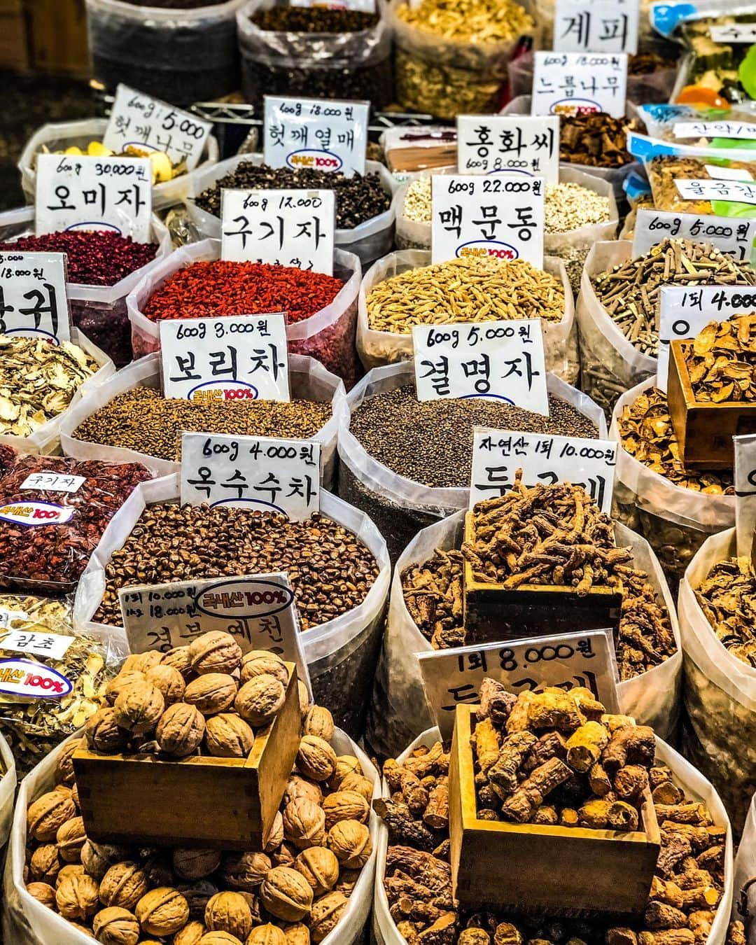大下瞳美さんのインスタグラム写真 - (大下瞳美Instagram)「韓国マーケット楽しかった🇰🇷 . . 若い時は旅行に出れば 自分の事を誰も知らない所へ行けると思ってた。  でもどこへ行っても人と人の繋がりは絶対に途切れることはないから、 自分の街から離れる時は出来るだけ訪れた国や街に対して敬意を持って訪れる事を忘れないようにしようとここ数年思う。  韓国の方しか来ないであろうご飯屋さんに訪れた時自分達の食べた食器を片付けやすいように帰ったら とても喜びおどろいていたけど、  例えば同じ日本のツーリストが観光だからといって食べ散らかし騒いで帰って行ったらどう思いますか？  前者も後者も同じ日本人として、 見ると思います。  私達は、学生時代は自分の名前の名札をつけていて、旅行者になるとパスポートが名札で、日本人という大きな名札を背負っています。  今やSNSで、どこのどいつだ！なんてすぐにわかっちゃう時代。  利便性に優れている時代だからこそ忘れてはいけない人に対する恩恵。  足を踏み入れてやっと少しわかるのがツーリストの経験。  ヨガでは経験が、最も大切だと自覚しています。  学んだこと、見たこと聞いたこと、噛み砕いて噛み砕いでぐちゃぐちゃになるまで噛み砕いでやっと自分の言葉として人生として役立つようになる。  今回も素晴らしい国に訪れる事が出来ました。  #감사합니다🙏  #한국 #서울 #동대문#김치 찌개 #한국여행 #한국음식 #한국요가#観光#ソウルグルメ #市場#日本人 #韓国#女子旅#グルメ#韓国料理🇰🇷 #koria#seoul #yogaseoul #market#koreawear」1月7日 7時50分 - hitomiooshita