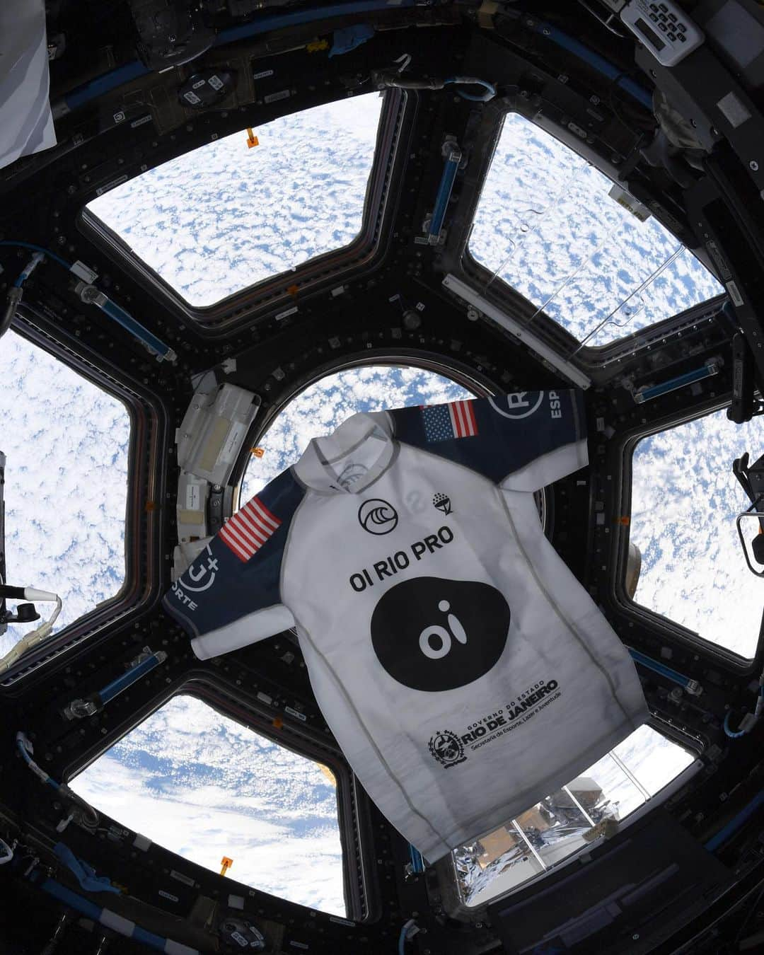 ケリー・スレーターさんのインスタグラム写真 - (ケリー・スレーターInstagram)「So my @wsl Oi Rio Pro Jersey made its way into lower earth orbit on the #ISS to my friend @astro_christina who is spending 11 months up there! (Her side hustle is taking pictures of coastlines/potential surf spots around the globe for me!) We recently did a live chat so I could get the lowdown on the Space Station. This coming Friday we will be doing a live public chat. When I have the details I’ll pass them along. In the meantime, give me some ideas below of questions you would ask an astronaut spending the years in space...what they eat, how they stay entertained, how much time they just gaze at the earth, etc. I wonder if we’ll get any flat earthers? 🤦🏻‍♂️😂🤚🏽🚀🛸🛰」1月7日 7時42分 - kellyslater