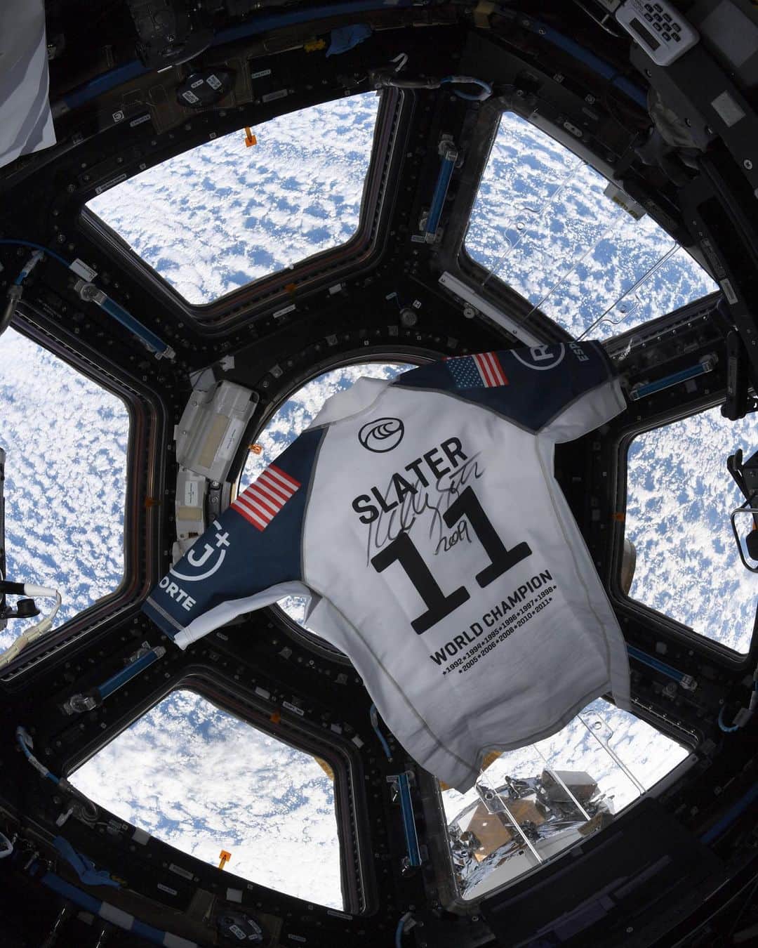 ケリー・スレーターのインスタグラム：「So my @wsl Oi Rio Pro Jersey made its way into lower earth orbit on the #ISS to my friend @astro_christina who is spending 11 months up there! (Her side hustle is taking pictures of coastlines/potential surf spots around the globe for me!) We recently did a live chat so I could get the lowdown on the Space Station. This coming Friday we will be doing a live public chat. When I have the details I’ll pass them along. In the meantime, give me some ideas below of questions you would ask an astronaut spending the years in space...what they eat, how they stay entertained, how much time they just gaze at the earth, etc. I wonder if we’ll get any flat earthers? 🤦🏻‍♂️😂🤚🏽🚀🛸🛰」