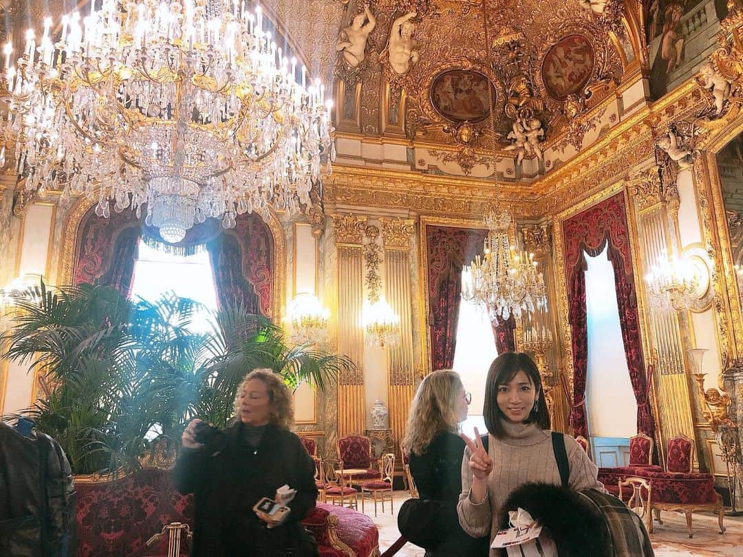 内田敦子さんのインスタグラム写真 - (内田敦子Instagram)「﻿ ルーヴル美術館の思い出。﻿ ﻿ この世の輝きを集結させたかのような﻿ 「ナポレオン3世の居室」。﻿ ﻿ 金色の壁、宗教画が描かれた天井、﻿ ワイン色のソファ、大きなシャンデリア…。﻿ このキラキラと眩しいゴージャスな部屋の﻿ ありとあらゆる物に釘付けになってしまい﻿ うっとりしちゃう…☺️✨﻿ ﻿ (私がもし﻿ この時代の大富豪貴族に生まれていたら﻿ 素敵なドレスを着て﻿ この豪華な部屋で﻿ 当たり前に日常を送っていたのかしら…。)﻿ などと誰もが想像するであろう空間！﻿ ﻿ ナポレオン3世は、19世紀半ばに﻿ パリの街の再開発を推し進めた人物で、﻿ 美しいパリの街並みの原型を作ったそうです。﻿ ﻿ この方の芸術的・美的センスがあったから﻿ 花の都パリが生まれたんですね〜💐﻿ ﻿ #ルーヴル美術館 #museedulouvre #ナポレオン3世の居室  #AppartementsNapoléonIII #paris」1月7日 7時43分 - atsuko_uchida1205