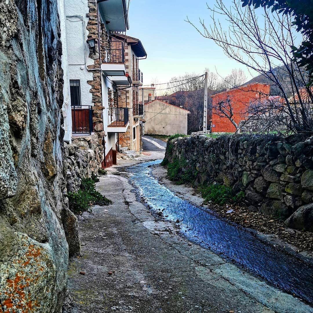 イケル・カシージャスさんのインスタグラム写真 - (イケル・カシージャスInstagram)「Tantos y tantos recuerdos... Uno tiene que pasar por el pueblo antes de marchar a casa. No pisar el pueblo en Navidad es sentir que no ha llegado. Hasta pronto. #navalacruz #detrásdelmédico #relax #buenasnoches🌙」1月7日 7時45分 - ikercasillas