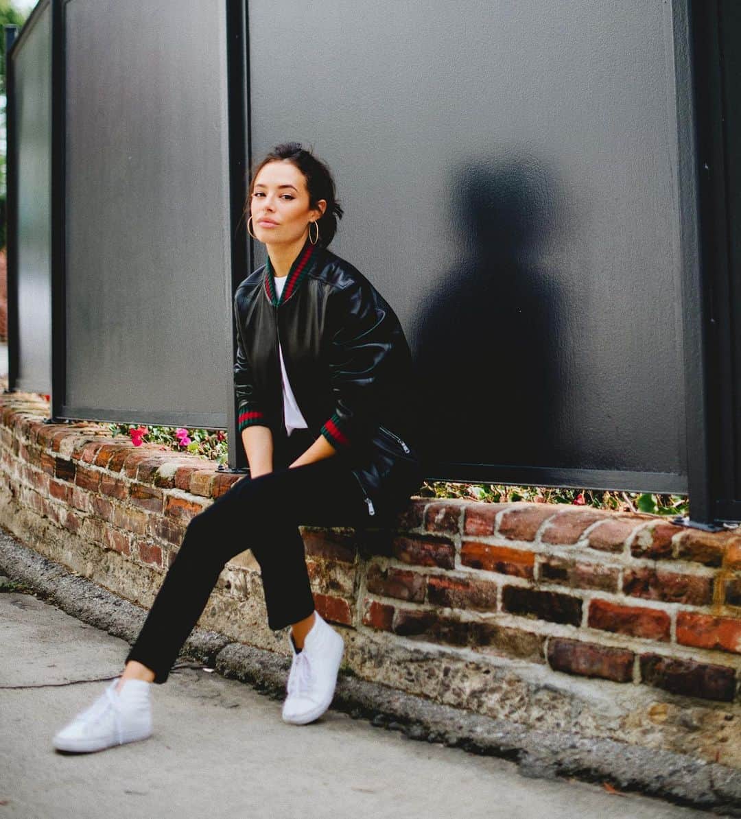 クロエ・ブリッジスのインスタグラム：「New year, exact same me taking photos in front of my neighbor’s fence!!!!! (Extra exclamations because groundbreaking!)」