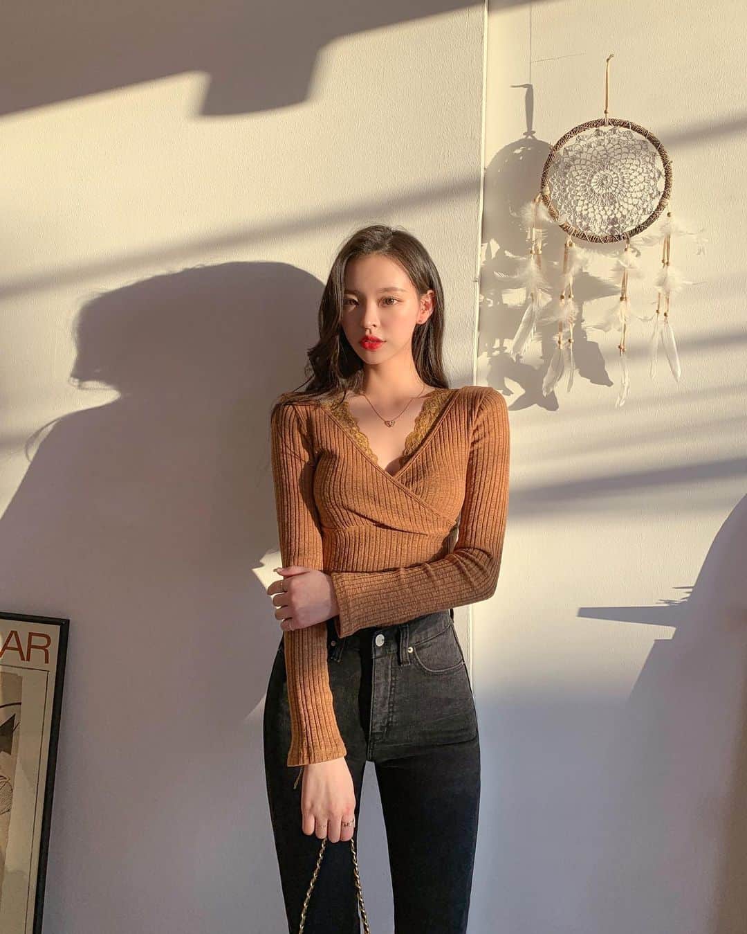 Chuuのインスタグラム：「레이스 라인의 페미닌한 무드의 골지 티🧡」