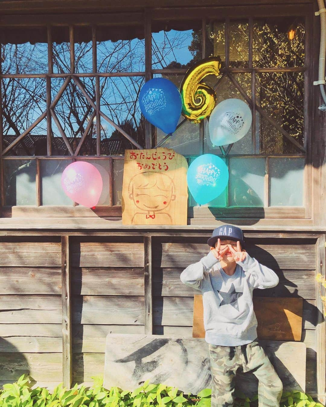 スザンヌさんのインスタグラム写真 - (スザンヌInstagram)「ほんとーっに素敵なお誕生日会を息子のだいすきなみんながひらいてくれました🎂💕﻿ ﻿ 家族のようなふくもと家の皆さんが﻿ 素晴らしいお料理と息子の大好物の餃子🥟にウインナーでおもてなししてくれて﻿ ﻿ 手作りUNOハウス🏠（段ボールの📦お家も年々進化していて今年は大きさもすんごくって床には電気毛布まで敷いてありました🙏息子のハマっている計算🧮にUNOの絵も手書き📝すごすぎ❤️）﻿ ﻿ ばあちゃんも家族もいつメンも来てくれて仲良しのお友達も集まってくれて﻿ 子どもたちは暗くなるまで遊び倒しました😍🙏🌈﻿ ﻿ たーくさんの笑顔が見れて幸せ🤤﻿ ﻿ みなさん息子にあったかーく優しいコメントありがとうございます😍🙏﻿ ぜんぶ読ませてもらってます❤︎﻿ ﻿ ケーキ🎂をあんまり食べない息子の﻿ お誕生日は @kaisuishu_yuka のかき氷ステーキ🍧﻿ 美味しすぎたのか、食べるんじゃなくて飲んでおられました🤤」1月7日 8時01分 - suzanneeee1028