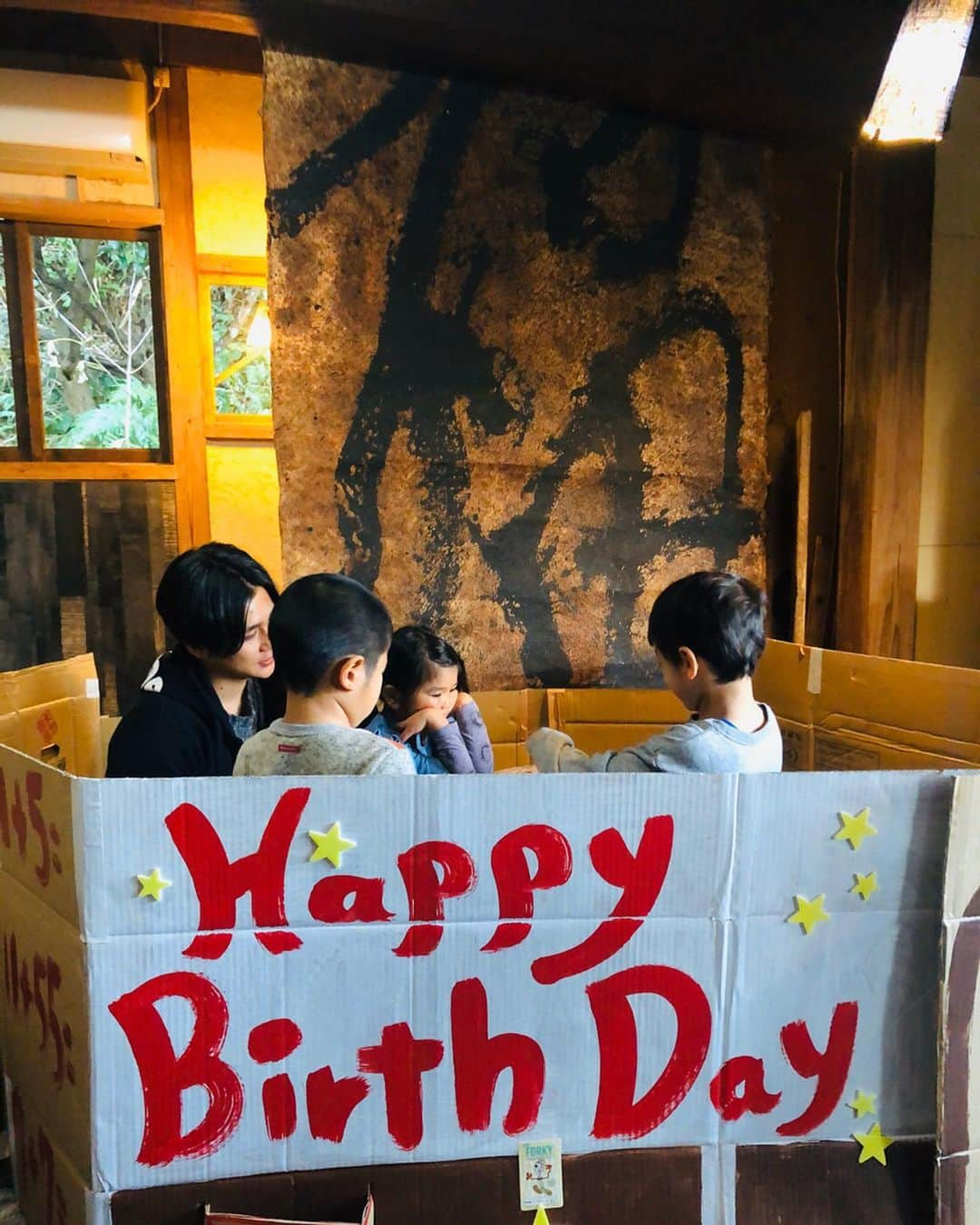 スザンヌさんのインスタグラム写真 - (スザンヌInstagram)「ほんとーっに素敵なお誕生日会を息子のだいすきなみんながひらいてくれました🎂💕﻿ ﻿ 家族のようなふくもと家の皆さんが﻿ 素晴らしいお料理と息子の大好物の餃子🥟にウインナーでおもてなししてくれて﻿ ﻿ 手作りUNOハウス🏠（段ボールの📦お家も年々進化していて今年は大きさもすんごくって床には電気毛布まで敷いてありました🙏息子のハマっている計算🧮にUNOの絵も手書き📝すごすぎ❤️）﻿ ﻿ ばあちゃんも家族もいつメンも来てくれて仲良しのお友達も集まってくれて﻿ 子どもたちは暗くなるまで遊び倒しました😍🙏🌈﻿ ﻿ たーくさんの笑顔が見れて幸せ🤤﻿ ﻿ みなさん息子にあったかーく優しいコメントありがとうございます😍🙏﻿ ぜんぶ読ませてもらってます❤︎﻿ ﻿ ケーキ🎂をあんまり食べない息子の﻿ お誕生日は @kaisuishu_yuka のかき氷ステーキ🍧﻿ 美味しすぎたのか、食べるんじゃなくて飲んでおられました🤤」1月7日 8時01分 - suzanneeee1028