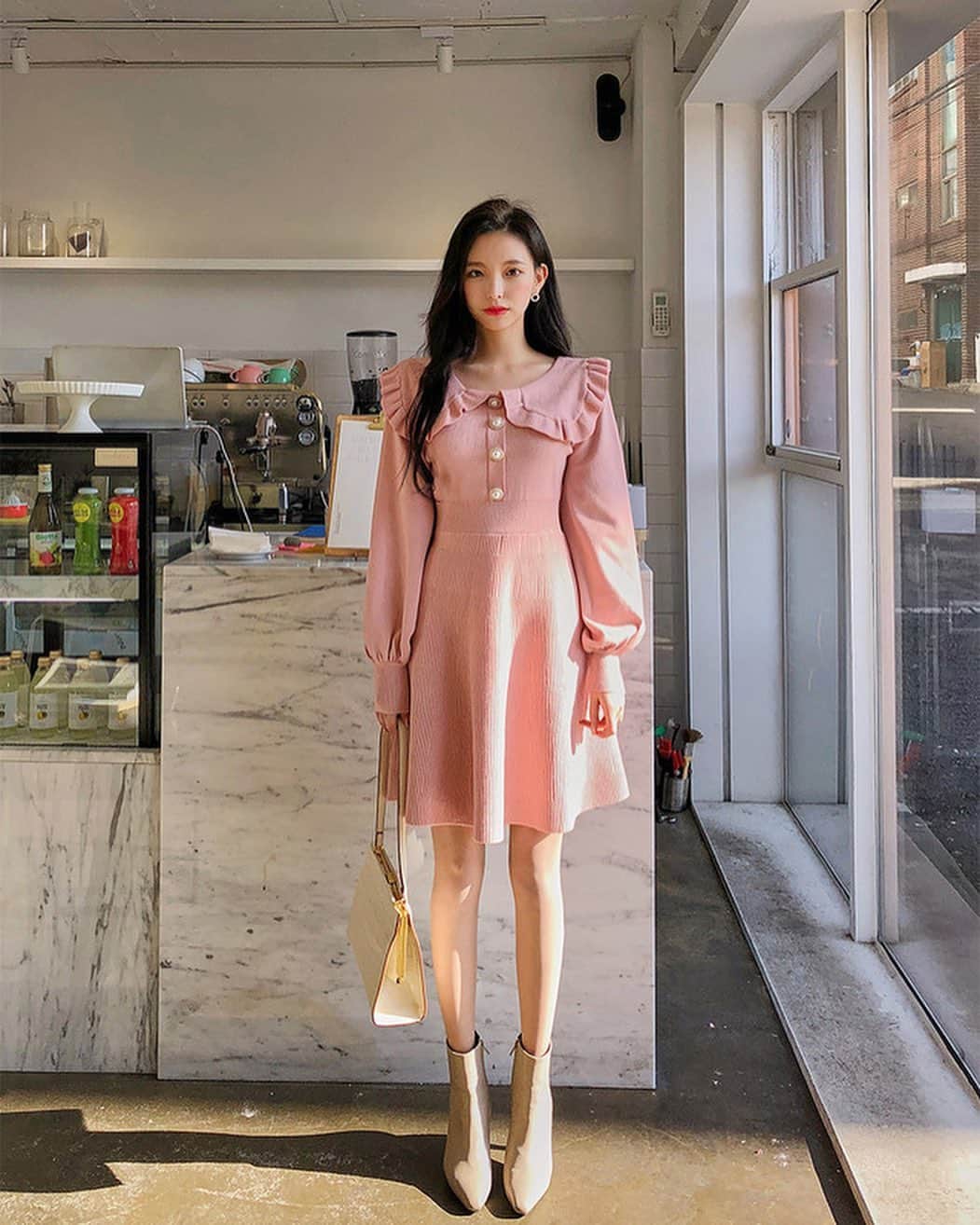 Chuuのインスタグラム：「지금 츄에서 가장 인기 많은 원피스!  프릴 카라 진주 버튼 dress✨ 기장이 짧은편이 아니라 데일리로 입기 너무 조아용❣️」