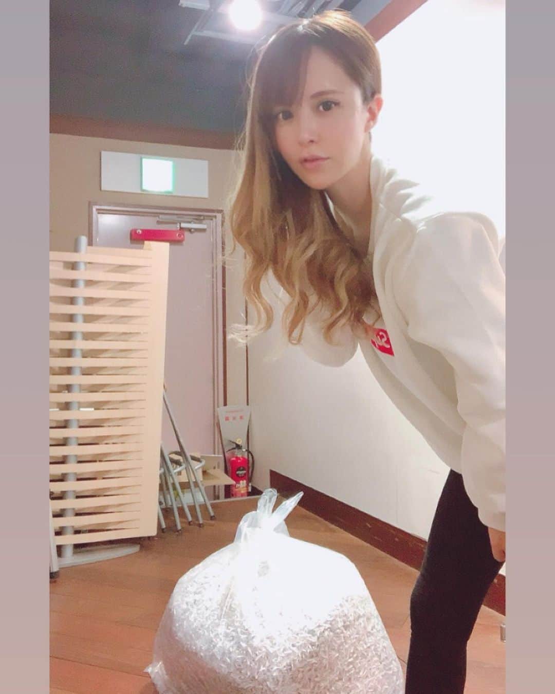 森藤恵美さんのインスタグラム写真 - (森藤恵美Instagram)「シュレッダーの新しい活用方法🏐 おはよう😉🤟 #バランスボール」1月7日 8時31分 - emi_morifuji