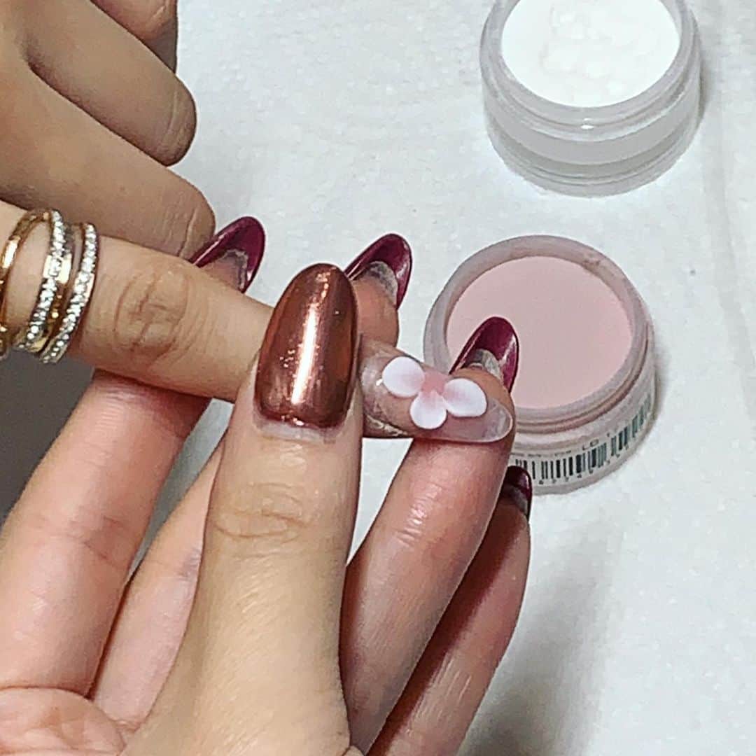 山名未紗のインスタグラム：「@luxbox.group  スタッフレッスン🙋‍♀️✨﻿ ﻿ 定期的にレッスンを設け直接指導！﻿ 月1〜2回 定休日に勉強会開催しています^_^﻿ ﻿ #スタッフ募集中 ﻿ 心斎橋店、渋谷店ともに募集中﻿ ﻿ ジェルネイル経験有りの方﻿ スカルプ経験有りの方優遇✨﻿ #福利厚生充実 DMからもご応募可能﻿ （店長から返信させて頂きます）﻿ ﻿ #オンラインサロン ﻿ 動画で学べる！いよいよスタート！ #3dネイル」