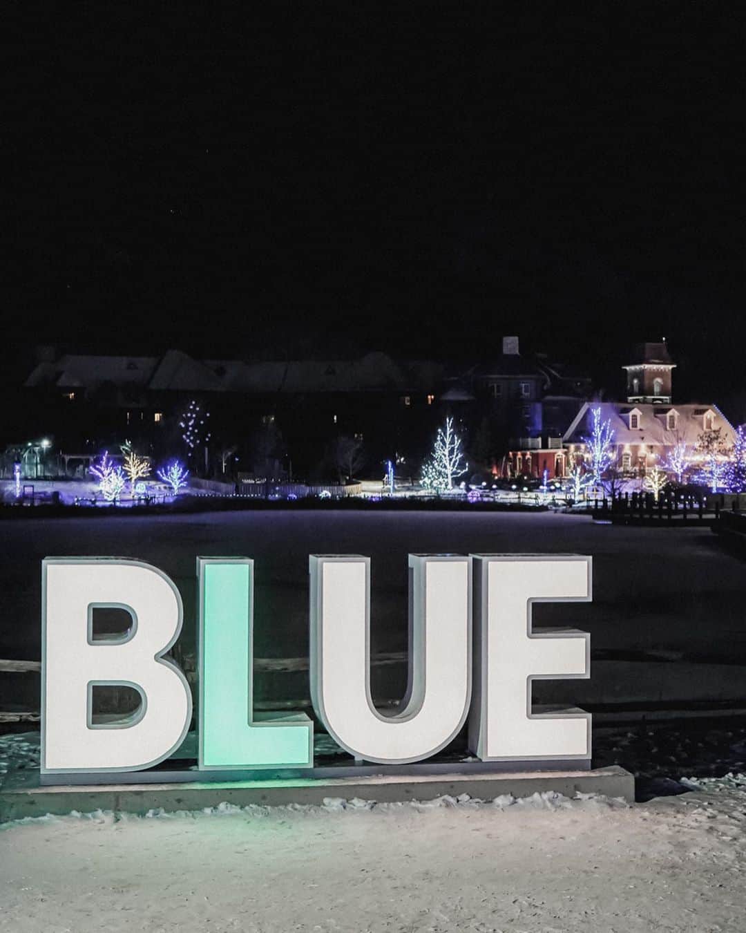 Manamiさんのインスタグラム写真 - (ManamiInstagram)「📍 Blumination Dream Trail at Blue Mountain Village 冬の間、ブルーマウンテンビレッジは イルミネーションでキラッキラ😍💫🌟💡 泊まってたホテルもとにかく可愛すぎた😭💗 可愛すぎておもちゃの町みたいだった🏘💕 ㅤ #bluemountainvillage #Blumination #ExploreCanada #DiscoverON #カナダ観光局 #pr」12月24日 1時22分 - manashika