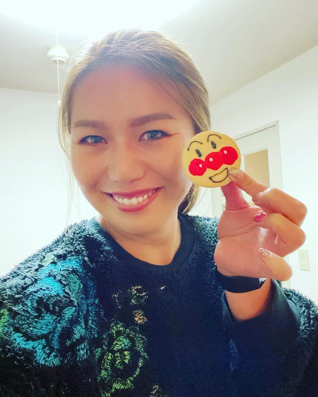 のインスタグラム：「🌻 アンパンマンクッキー😍 アンパンマンに似てる…とよく言われますが似てますか〜？笑  相当嬉しかったみたいで、3枚目の写真なんてクッキー眺めちゃってるよ〜🎶 まゆ、ありがとね〜❤️ そういえば… 共栄学園の先輩が作れ！と言ってたから今度宜しくね〜😂 #アンパンマン #アンパンマンクッキー #リアルアンパンマン #まん丸顔 #cookie #icingcookie  #beachvolleyball #ビーチバレー #鵠沼海岸」