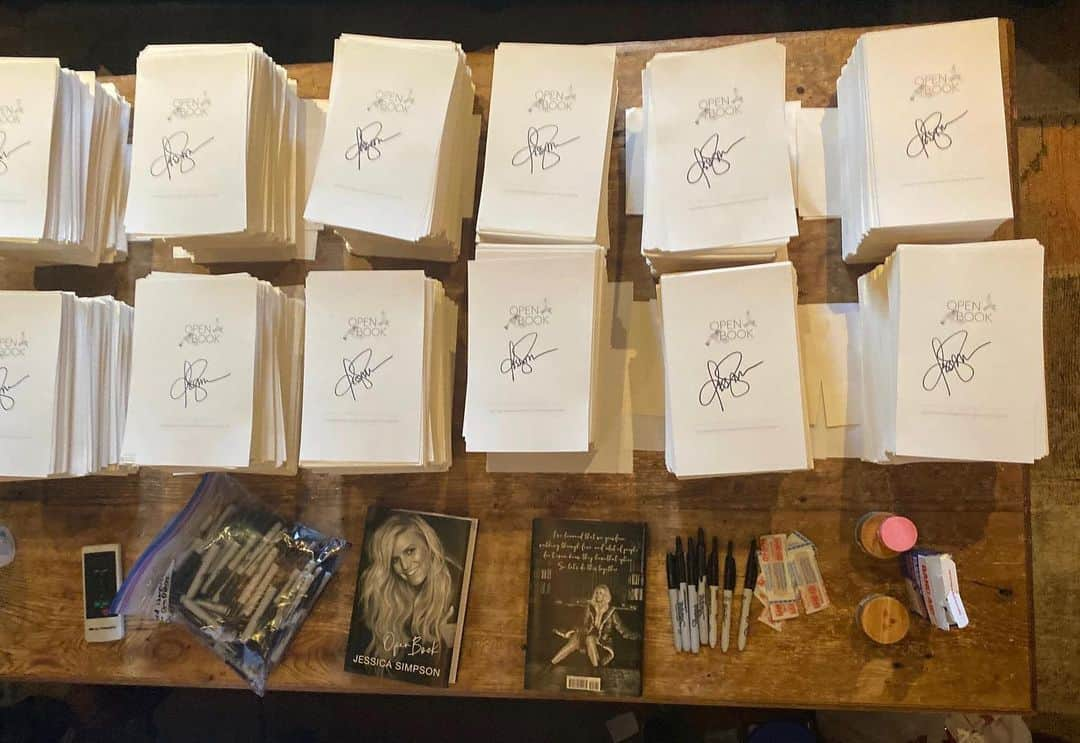 ジェシカ・シンプソンさんのインスタグラム写真 - (ジェシカ・シンプソンInstagram)「14,000 signed copies, a few dozen band-aids, more Red Bull cans than I can count, over 100 used sharpies, and lots of prayer! I’m feeling all the feels, so unbelievably blessed, happy and still in shock that this is all happening. A lot of people are asking me how I can write a memoir at the age of 39 and I completely thought the very same thing until I started to put all of my journals that I’ve kept since the age of 15 together. I’ve been very private about most of the hardest moments over the last 15 years. I am finally ready to share my story and life again with an open and honest heart like an Open Book...I have never been more proud of something on a professional and personal combination in my life. It took courage to do this and I can’t wait to be best friends with all of y’all through this phase. Huge anticipated surprises are coming...#openbook 💚」12月24日 0時00分 - jessicasimpson