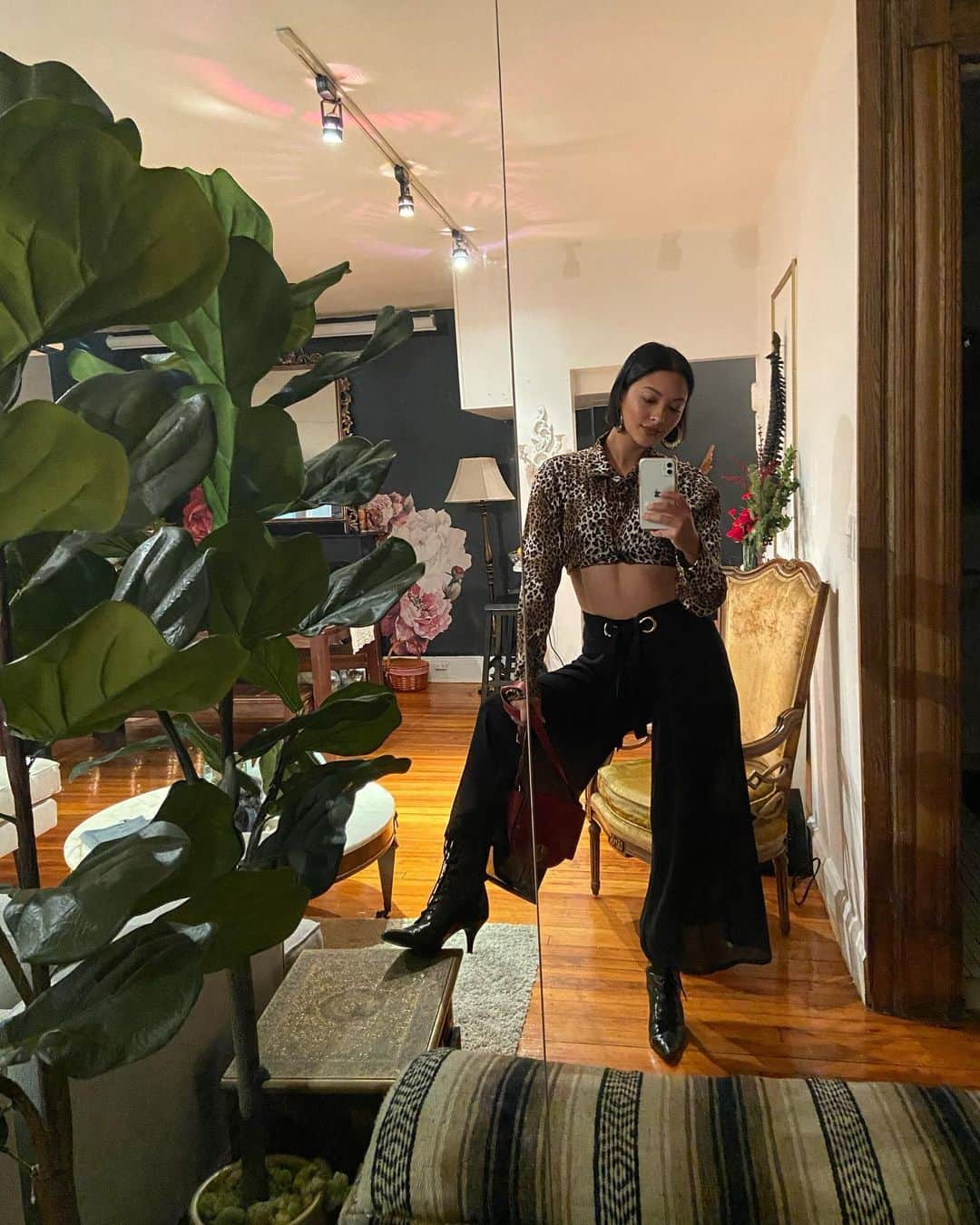 ジョーディン・テイラーのインスタグラム：「Jorge, Jorge, Jorge of the jungle watch out for that fake tree || Nearly EVERYTHING in my home is a second-hand find. Including the clothes on my bod. Momma taught me well. 🙏🏽」