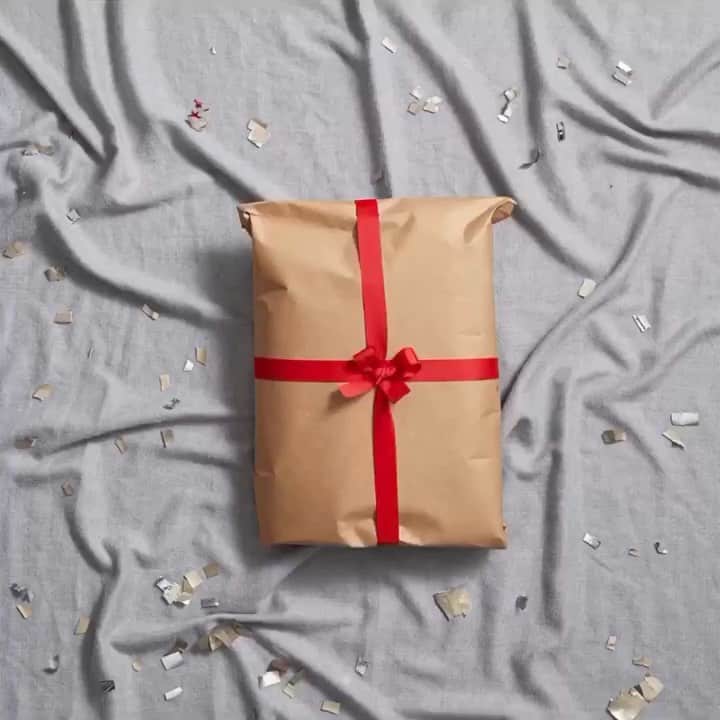 エラモスのインスタグラム：「No time like the “present” to give the gift of Ella Moss!」