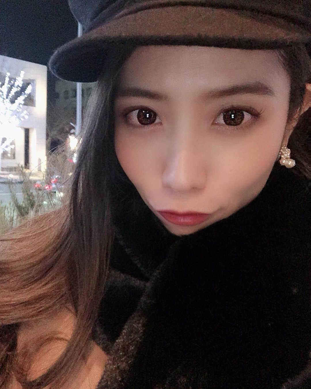 のインスタグラム：「おっと❣️24日になりましたー🎄 メリークリスマスッ‼️🎅🎁 みんなはどんなクリスマスを過ごしますかーーー⁉️🥂🍗 マオは... チキンは絶対食べると思います、はい🍗笑🙈  ではでは、皆様💕 素敵なクリスマスをお過ごし下さいませ🤩  #2019 #イルミネーション #クリスマス #クリスマスイブ #12月24日 #クリスマスツリー  #クリスマスといえば #クリスマスらしいことといえば #メリクリ」