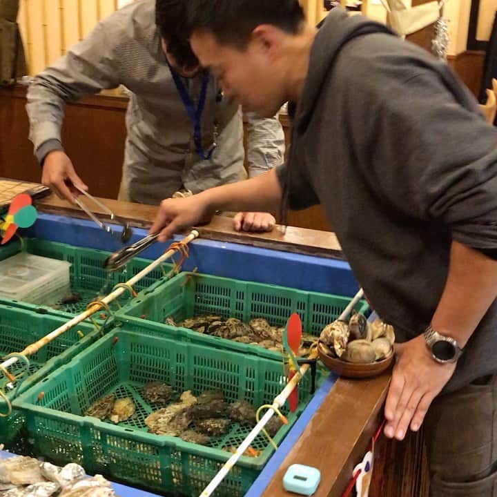 鶏魚 谷町のインスタグラム：「鶏魚です！しーちゃんです🎶 貝盛り放題は大人気ですよ♡ #忘年会シーズン #大人気 #鶏魚 #大阪 #谷町四丁目 #駅近 #セルフ飲み放題 #地域最安値 #コース #座敷 #個室 #貝盛り放題 #ガンガン焼き #あさり #はまぐり #ホンビノス貝 #牡蠣 #さざえ #飲み会 #女将」