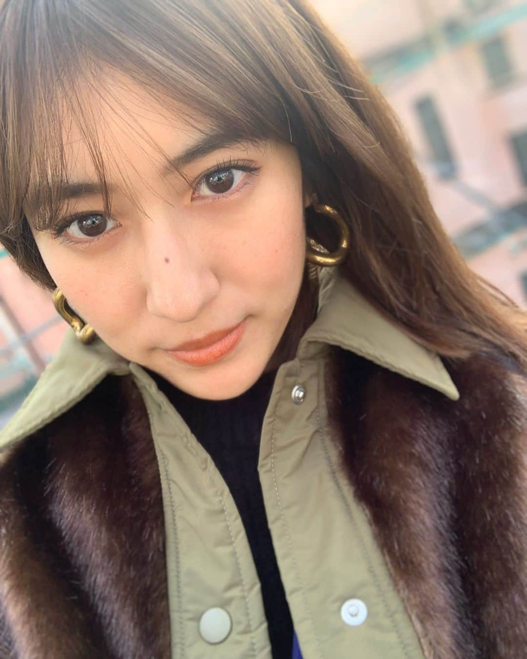 有末麻祐子さんのインスタグラム写真 - (有末麻祐子Instagram)「メイクのはなし💄 初めて内カメラのポートレートがあると知った今日。笑　すごい、内カメラでも背景ボケるんだ👏🏻 すごーい👏🏻鮮明に撮れたので普段のセルフメイクをチラッとご紹介。  ベースはかなり軽めで、コンシーラは目下と小鼻とニキビ跡の所は重ねます。  眉毛は自分の毛が生えている幅より太くしなです？そこをオーバーすると不自然になる気がするのと描いてる感がでるから。端っこは伸ばします！w短い眉毛なので長めにしたいのです。だけど、それも自分の眉毛の形の延長線上。 上がって下がるというパパ譲りの三角眉毛ですが、それももう受け入れて笑　生かしてます。  アイシャドウは基本ブラウンベースが殆ど。二重幅よりちょっと広いところで 濃くなりすぎず薄過ぎずで入れます。 シャドウは1番好きなのでわりとちゃんと入れる派です！ した瞼は強調され過ぎない程度に何かしらの薄いシャドウを、ハイライト的な感じでのせます。たまにキワから3分の1程、シメ色でブラウンとか入れますが今日は入れてません。  ラインは、リキッドで端っこだけ。 キワから3分の2程睫毛と睫毛の間を同じリキッドで軽く埋めます。 黒かブラウンかな、色は。 目の形上、ペンシルだと滲みやすいので睫毛の間を埋めるのはリキッド派かな！ 端っこだけ引くのも、フルで引くと目が若干奥二重なのでしじみみたいな目になります笑　逆に小さくなるのw だから端っこだけ！  マスカラは割としっかりビューラーで上げて、下地してブラックなマスカラを！ 下睫毛は軽く。  チークとリップはオレンジ系が多い！  ざっとこんな感じです💫」12月24日 0時03分 - mayukoarisue