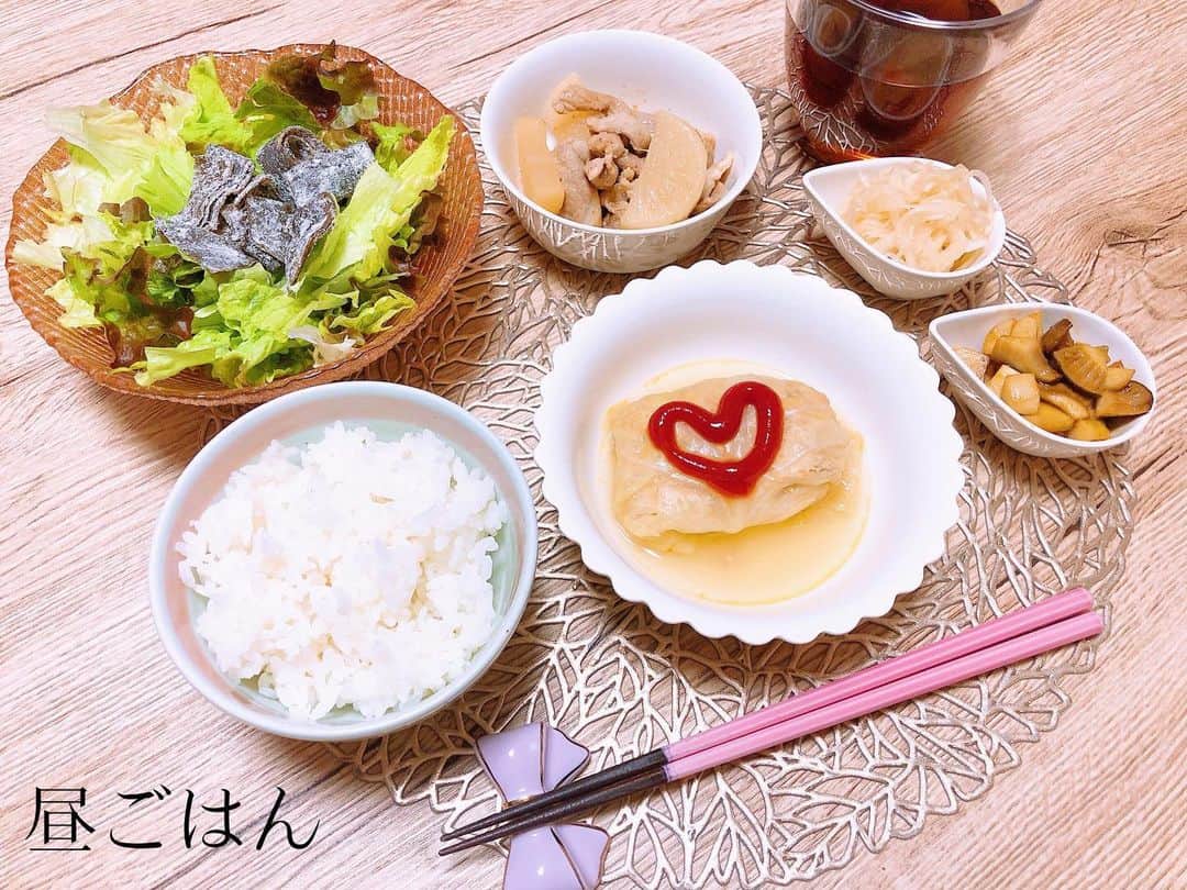 西村紗也香さんのインスタグラム写真 - (西村紗也香Instagram)「#きょうのさやかごはん﻿ 12/22﻿ ﻿ 日曜日の東京は雨がザーザー☔️﻿ お出かけしたかったけど﻿ お家でのんびり過ごしました♪﻿ ﻿ ﻿ #朝ごはん﻿ 鶏ひき肉はちょこっとで﻿ 木綿豆腐たっぷりの﻿ 豆腐ロールキャベツ☺️﻿ ﻿ ﻿ #昼ごはん﻿ 食事の量が足りない場合は、﻿ 野菜類、海藻類、きのこ類﻿ であれば食物繊維が主成分なので﻿ いくら食べても怖くなーいのです❤️﻿ ﻿ 自炊が手間な人は﻿ コンビニのカット野菜でもOK🙆‍♀️﻿ カット野菜2袋を🥗﻿ 食事の一番最初に食べれば﻿ かなり満腹になるだろうし﻿ オススメです😁‼️‼️﻿ ﻿ ﻿ #夜ごはん﻿ 品数が多いと視覚での満足度も高いし﻿ 最高〜〜〜💕💕﻿ ﻿ エネルギー的には﻿ かなりヘルシーな夜ごはんです✨﻿ ﻿ ﻿ ﻿ ﻿ ﻿ ﻿ ﻿ #栄養コンシェルジュ #痩せる食べ方 #リバウンド #食べて痩せる #痩せる習慣 #ダイエット #おうちごはん #食事記録」12月24日 0時07分 - _sayakanishimura_