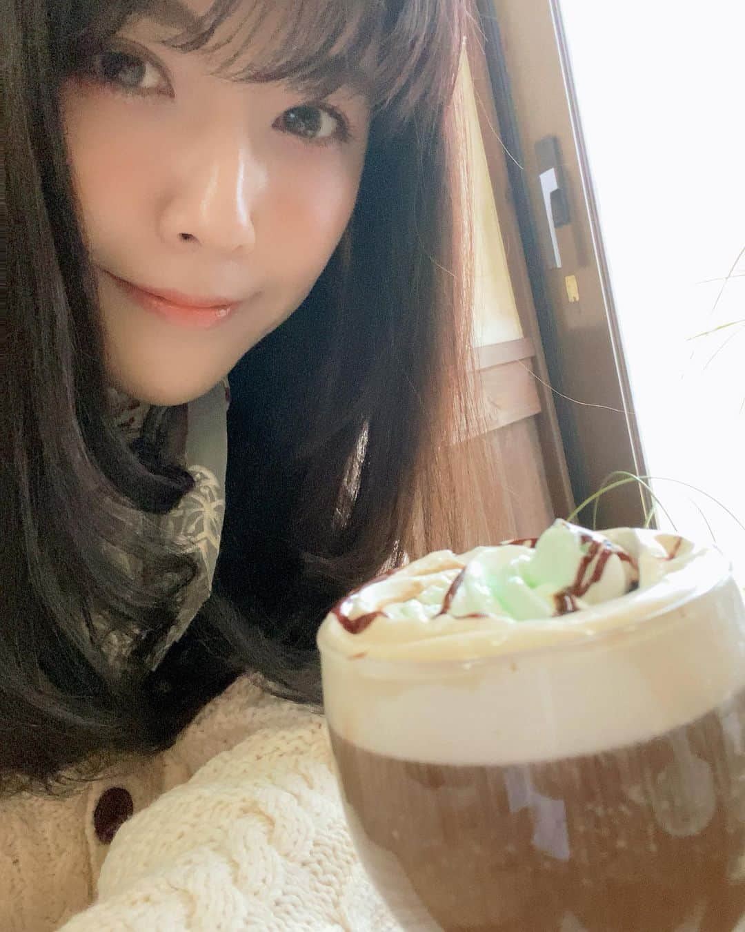 望月海羽さんのインスタグラム写真 - (望月海羽Instagram)「チョコミント風味な甘いコーヒー☕️ このグラスだけどホットなの☺️ 珍しく甘い飲み物😳 寒かったから、身体がポカポカになったよ〜🎶 ・ #望月海羽 #星レト #晩安 #おやすみう #gn #脚本 #演出 #背筋女子 #winter #写真好きな人と繫がりたい #instagood #actress #love #sexy #me #l4l #selfie #美容好きな人と繋がりたい #芋焼酎 #熱海出身 #Japanese #コーヒー専門店  #喫茶店 #新井薬師前 #ぽえむ #舞台女優 #男前女子 #末っ子だけど姐御肌 #followme #スポーティー女子」12月24日 0時17分 - mikasawada1112