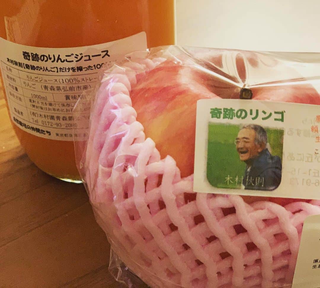 沢口千恵のインスタグラム：「今日ついに頭も心も身体も痛くて重くて動けなくなって、帰宅してほろほろとぐったりしながら幼なじみに「会いたいよー」とLINE。  部屋着に着替えてたけどすぐ会えることになって、そこから3時間の外出。  救われてまた帰宅。  なんと木村さんの奇跡のリンゴをいただいてしまって感涙。  幼なじみも今日はどこもかしこも重くて起き上がれなかったんだそう。  なんの言語も関係なくほとばしるままに話せる笑えるかけがえのない時間。  一緒に今年を振り返り来年を描き。 つぶつぶが繋がる、やっぱりそうだよねの瞬間。  いつリンゴ食べようかなと今はわくわく。  あ。 お財布忘れてごめん。」