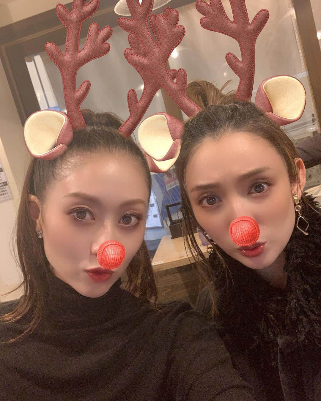 鳳翔大さんのインスタグラム写真 - (鳳翔大Instagram)「『ELF』大阪公演も無事終わり東京に戻ってきましたー🎄  本当に楽しい作品と素敵なキャストの皆様… 稽古場も楽屋もずっと隣でお世話になったコマさん☃️ 心強く、そしてホントにずっと笑ってました🤣  そして、児玉先生と再びご一緒出来て嬉しかったです！ また先生の演出の作品出たいです😆  観に来て下さいましたお客様、本当にありがとうございました❤️ まだまだ、ELFの曲が頭に流れてますが明日からは切り替えて『ハートハート』のお稽古に行ってきます😝  #elfthemusical  #沙央くらま　さん #雪組 #児玉明子　先生 #宝塚」12月24日 0時10分 - dai_hosho_official