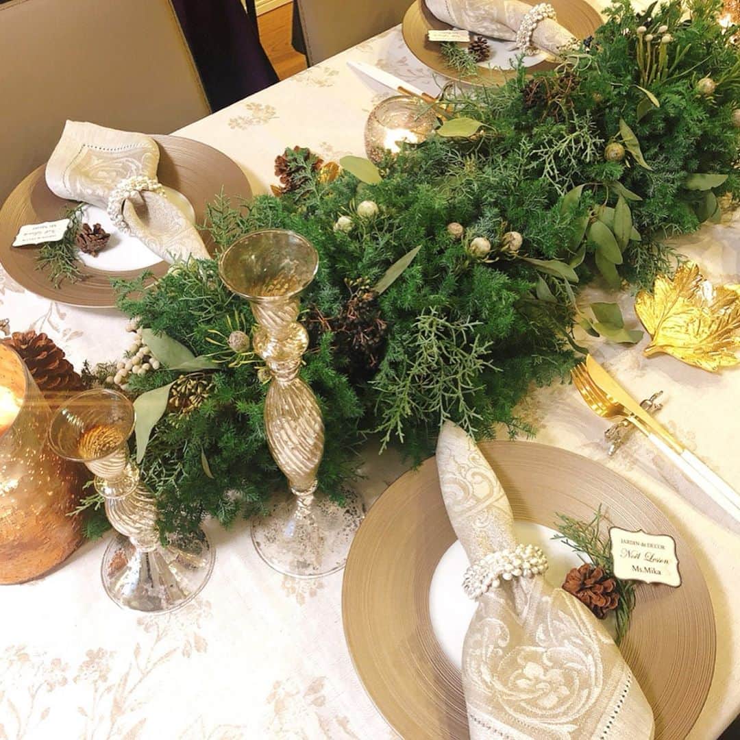 佐伯美香のインスタグラム：「. Noël Lesson🎄 . 今年もフレッシュリースのレッスンへ🌿 今年はベロア素材の小ぶりなリボンをいくつか飾ってみました🎀 . 久しぶりのレッスンでしたが やっぱりちかさんのセンスが大好きです😌💓 @mary415  @jardindedecor . .」